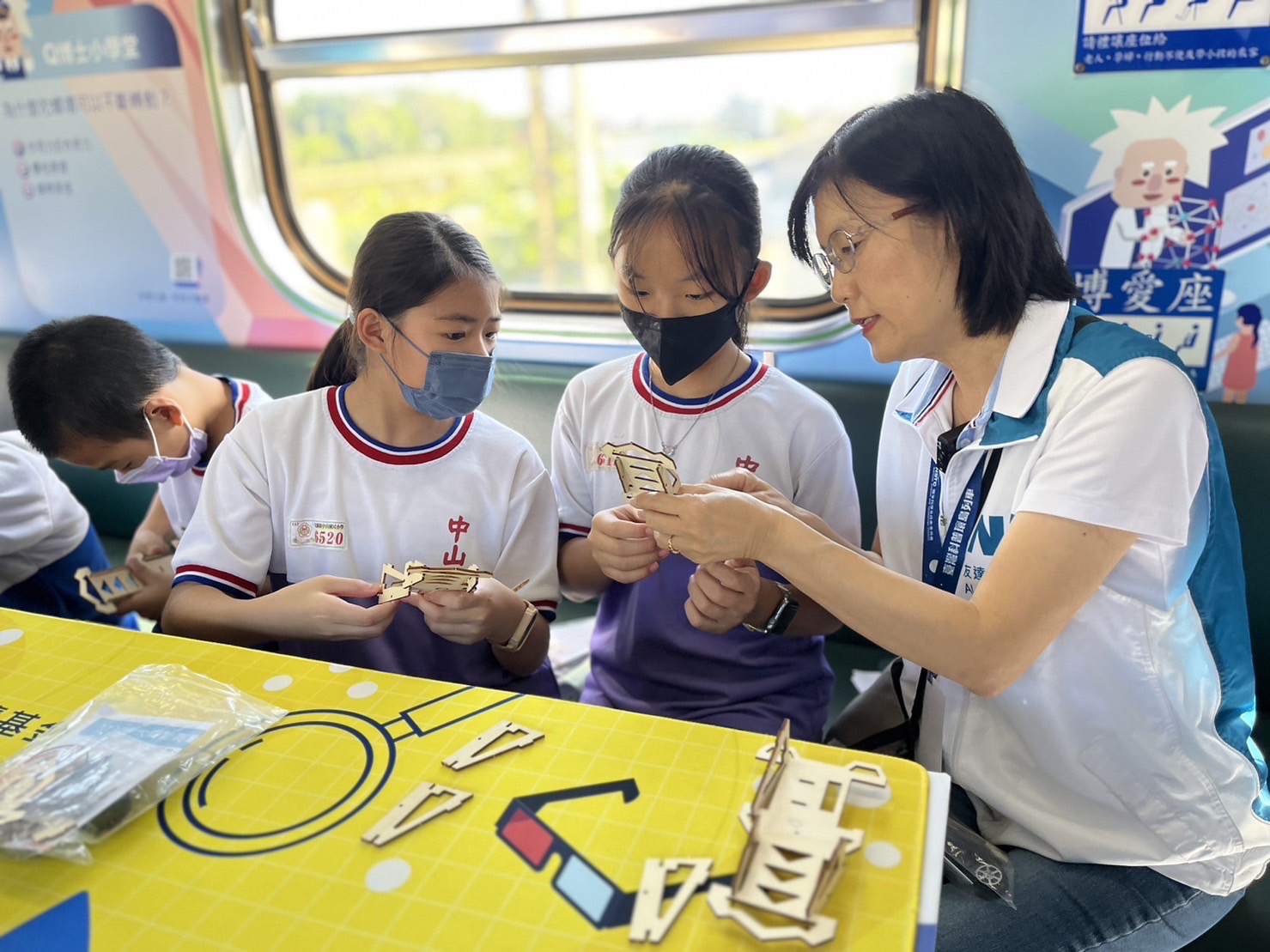 k8凯发(中国)永續基金會執行長古秀華及同仁親自擔任科普列車志工，帶領師生們動手做科學，傳遞能源科普知識，讓科學教育向下紮根