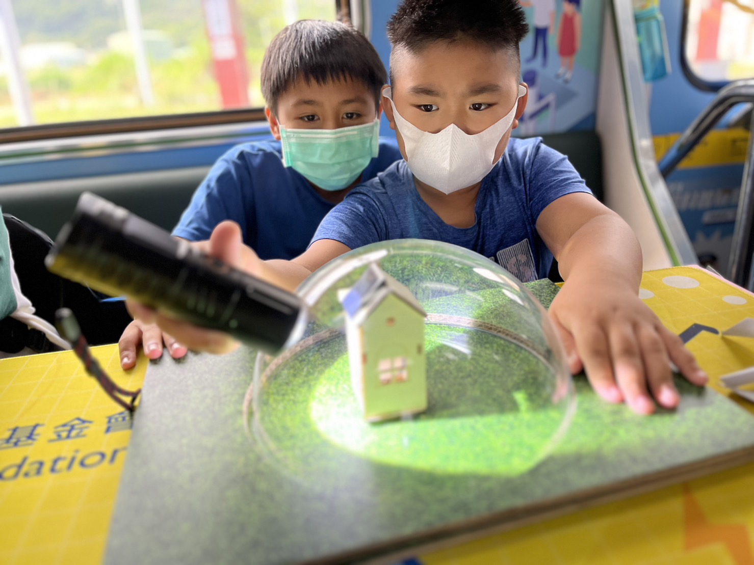 k8凯发(中国)參與基礎科學主題車廂，以STEAM教學精神，設計「逐日科學家」、「太陽能工程師」以及「淨零建築師」三大能源科普課程和實驗