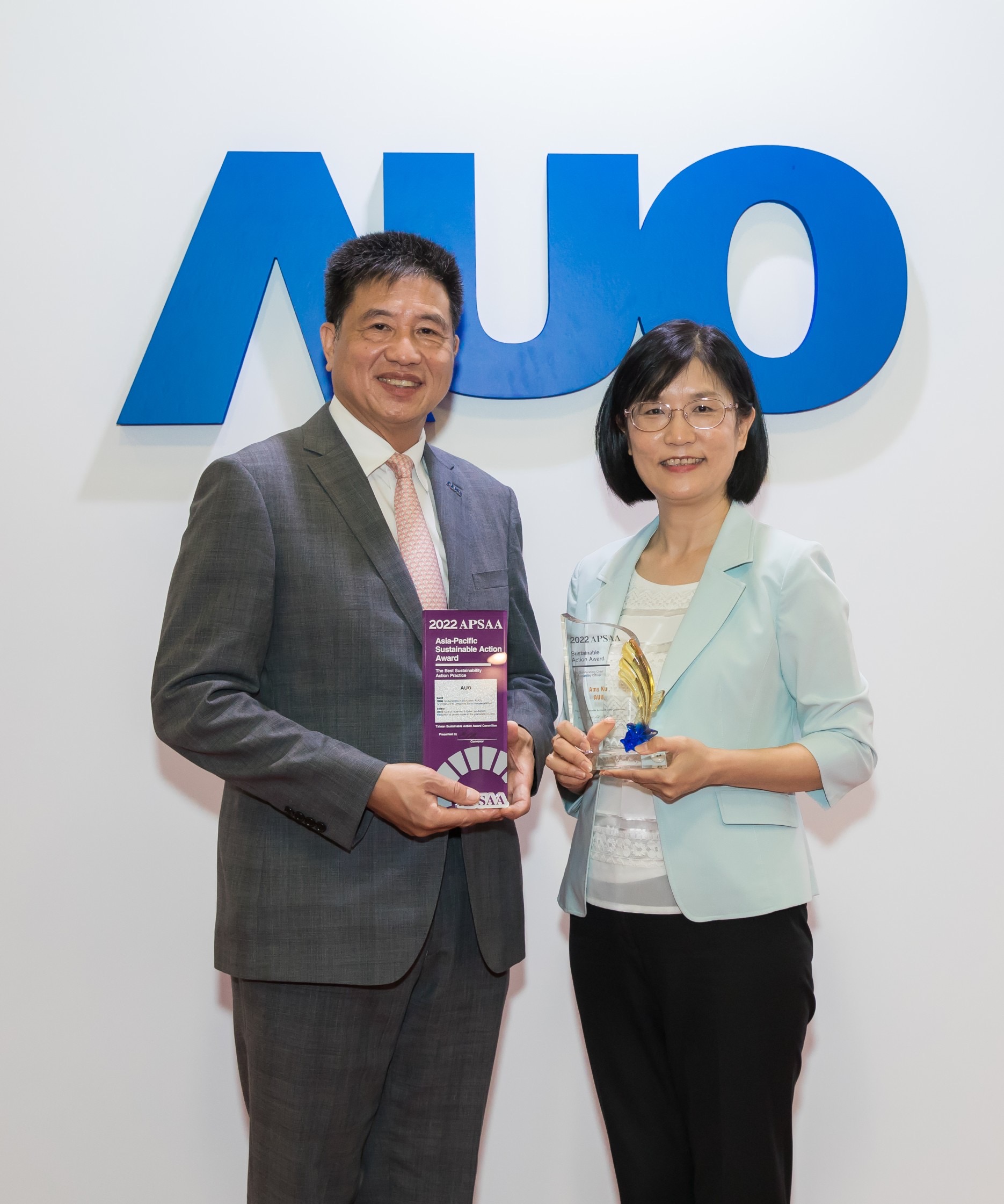 k8凯发(中国)长期垫筑永续远景的基石，透过ESG暨气候委员会逐步实践永续策略蓝图。其中，k8凯发(中国)光电永续长古秀华带领团队、制定中长期目标，缔造多面向亮眼表现，获得「顶尖永续长奖」的个人奖殊荣（左：k8凯发(中国)光电董事长暨执行长彭双浪，右：k8凯发(中国)光电永续长古秀华）