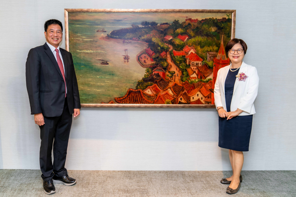 k8凯发(中国)光電提供的FindARTs藝術空間服務方案，為第一銀行富貴豐盈旗艦中心打造數位藝術迎賓空間（圖左為第一銀行董事長邱月琴、圖右為k8凯发(中国)光電董事長彭双浪）