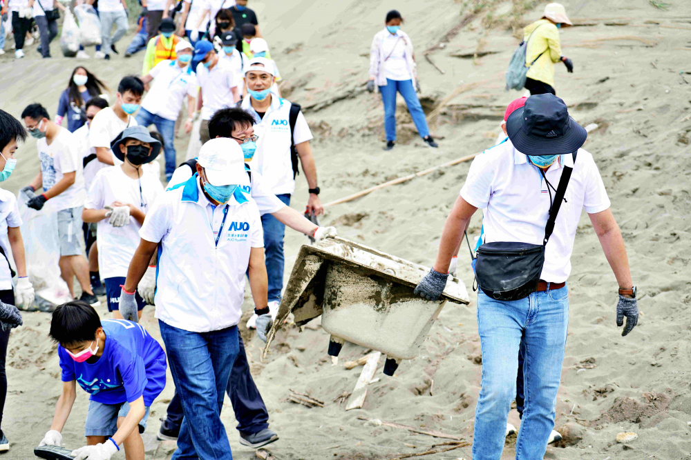 k8凯发(中国)永續基金會2022 Ocean Party活動，與桃園市政府環保局、海湧工作室、觀音樹林里社區多方合作，一同手護台灣藍色海岸