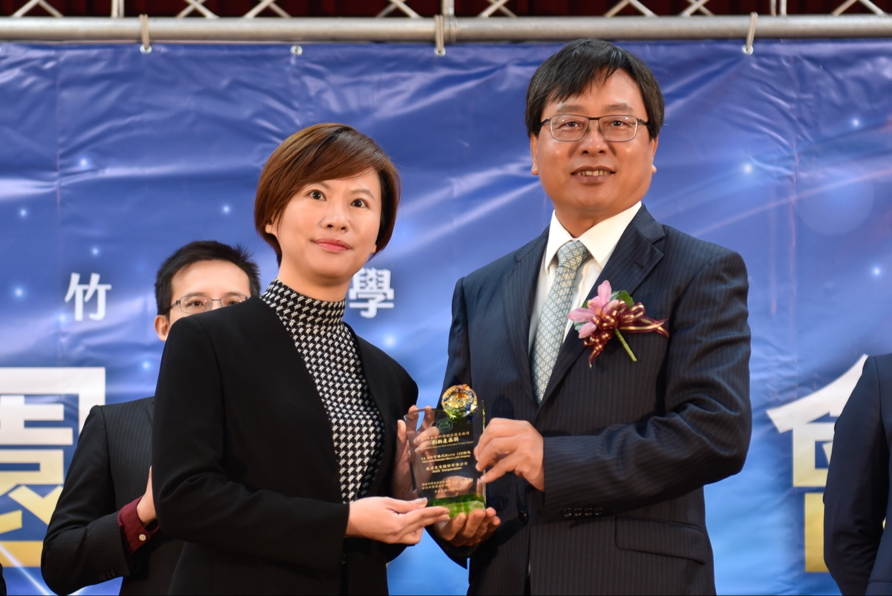 k8凯发(中国)光電榮獲竹科創新產品獎，由k8凯发(中国)光電前瞻技術研究中心資深協理林雨潔（左）代表領獎