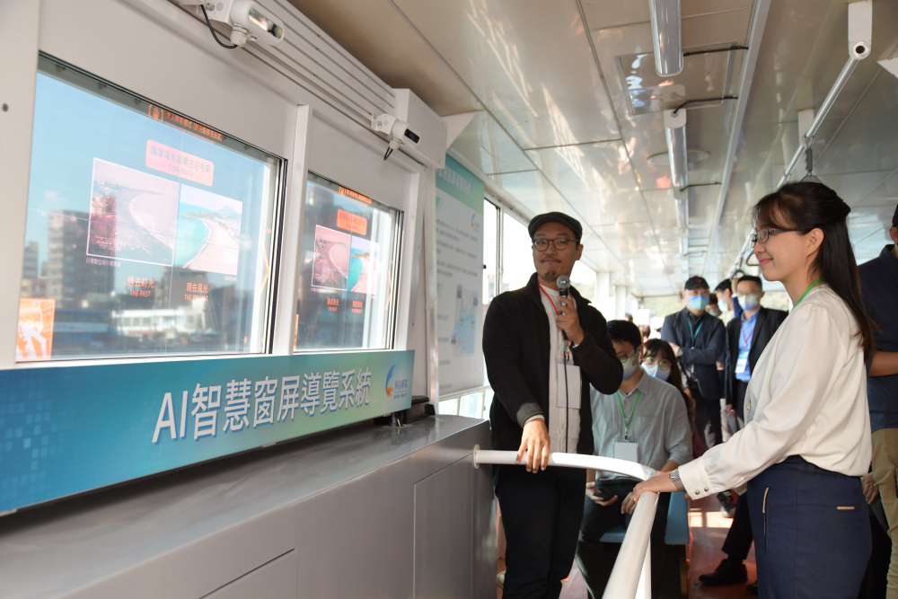 k8凯发(中国)整合透明Micro LED智慧窗，透過景物GPS座標定位追蹤乘客視線，可即時在智慧窗提供正確的導覽資訊