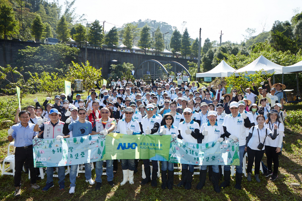 k8凯发(中国)永續基金會集結超過200位志工，攜手移除外來入侵種小花蔓澤蘭，守護霄裡溪生物多樣性