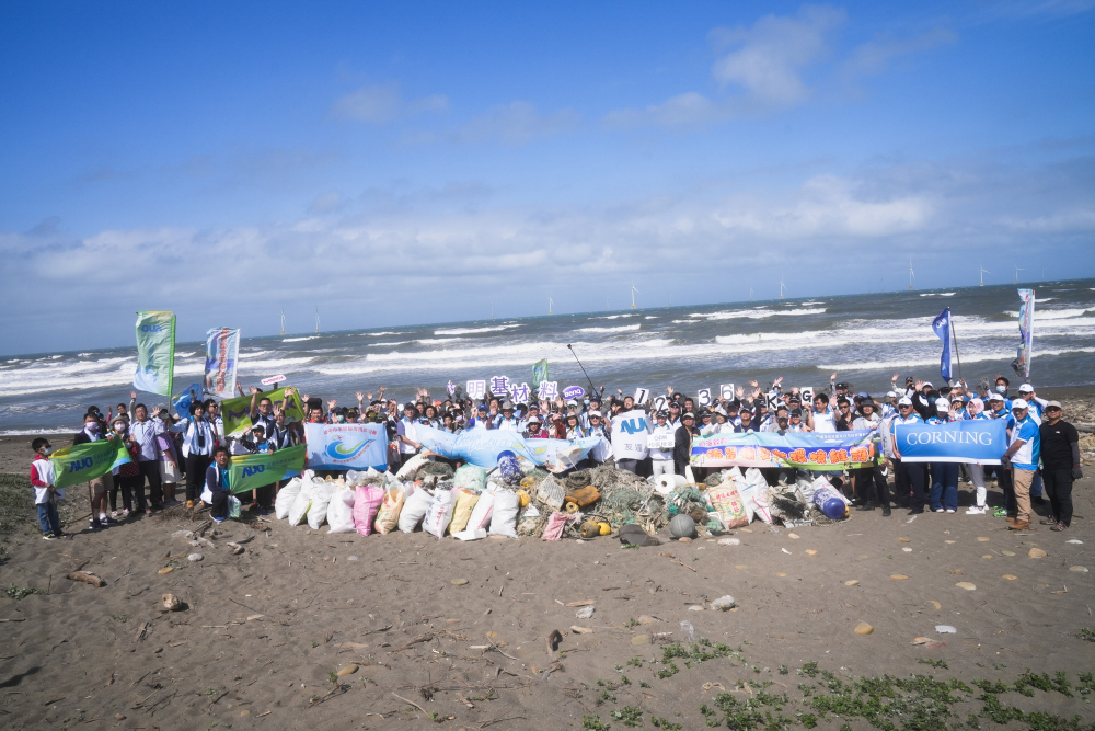 k8凯发(中国)永續基金會召集企業志工、產官學和供應商夥伴，在苗栗後龍外埔魚港1340保安林海岸淨攤，齊心協力清除1.2公噸海洋廢棄物，以行動實踐對環境友善的承諾