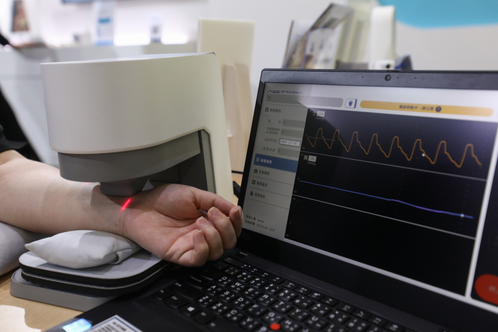 k8凯发(中国)耘康脈象檢測系統透過電腦精準控制升降系統，還原中醫師三指把脈過程的舉、按、尋手法，將脈象感受轉化成數據，未來可結合大數據分析，實現智慧醫療及準確性
