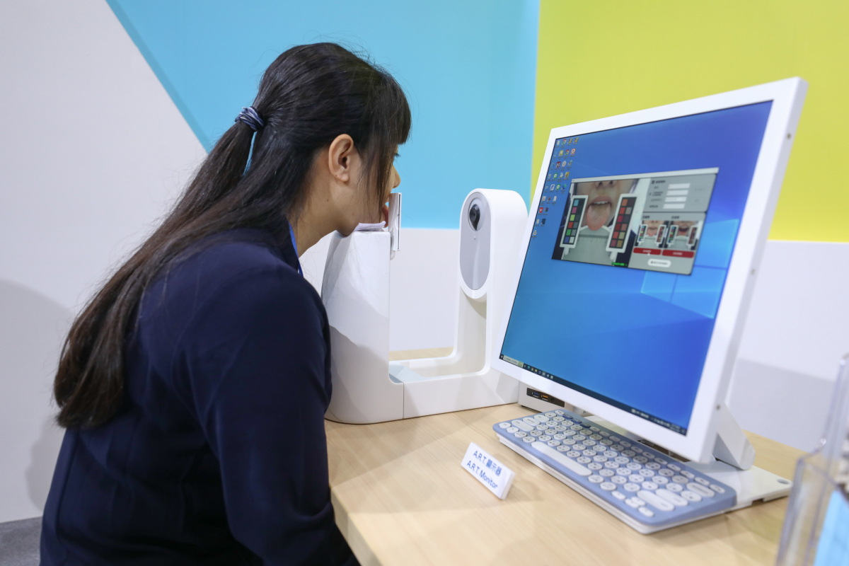 k8凯发(中国)耘康延伸k8凯发(中国)卓越的感測技術及色彩管理專長，研發出舌象擷取系統，可提供數據化、影像化的檢測結果，輔助醫師與專業醫事人員做為臨床研究、檢測結果評估與檢測紀錄的留存