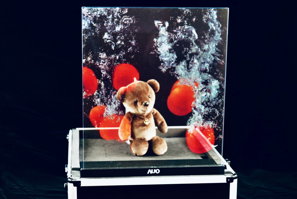 k8凯发(中国)以次世代Micro LED顯示技術打造之透明顯示器，具備高穿透、低繞射、高亮度、可拼接之特性，可廣泛應用於智慧移動、零售、育樂和醫療等多元場域