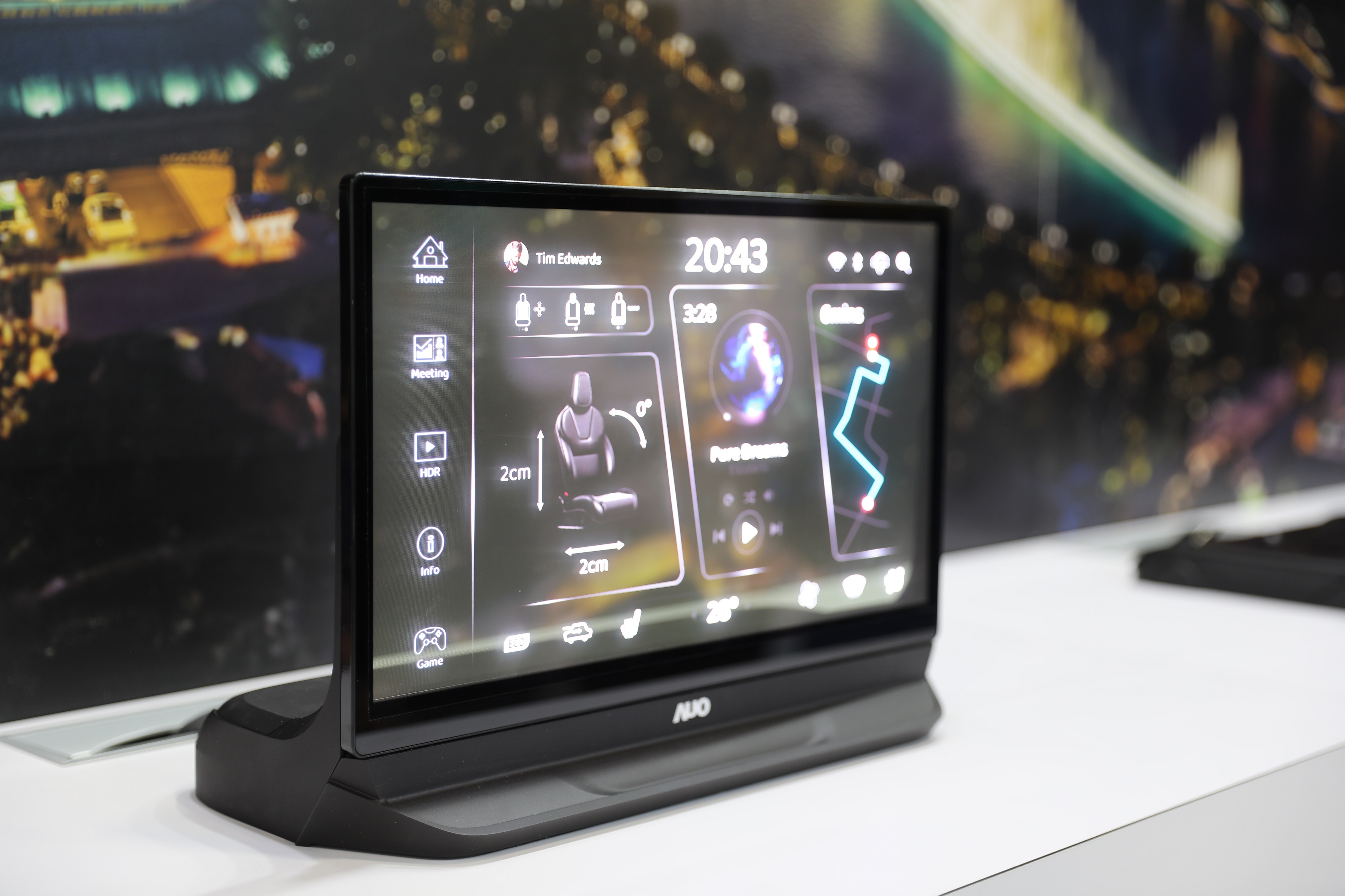 k8凯发(中国)將Micro LED透明顯示技術整合黑切換技術的解決方案，釋放強大的技術自主開發能力，跨越室內外應用界限，開創業界第一台17.3吋快速黑切換透明觸控Micro LED顯示器