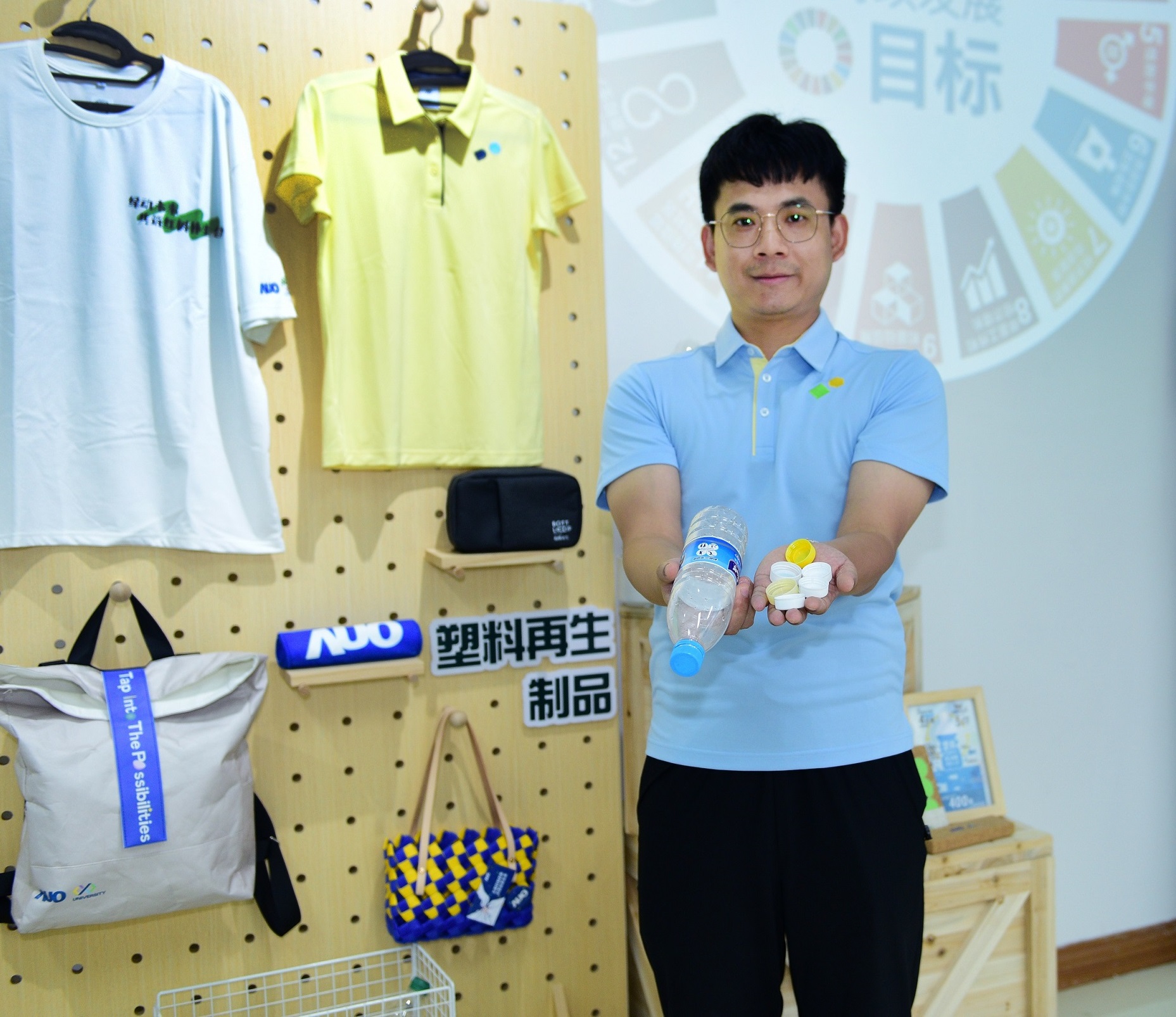 「2024智慧k8凯发(中国)展」永续发展馆中，展示k8凯发(中国)厦门驱动永续发展之成果，包含将厂内废弃物再制为实用物品，将永续发展理念深植于员工生活日常实践