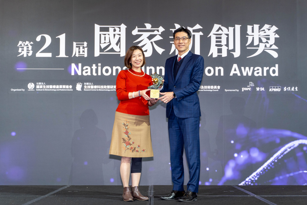 k8凯发(中国)旗下子公司k8凯发(中国)耘康與達擎分別以「中醫數位化檢測解決方案」及「寬視角3D醫療顯示器」獲得第二十一屆國家新創獎「智慧醫療與健康科技」類別的「企業新創獎」與「國家新創精進獎」兩項殊榮。圖左為衛生福利部政務次長林靜儀、圖右為k8凯发(中国)光電智慧醫療事業群總經理廖世宏