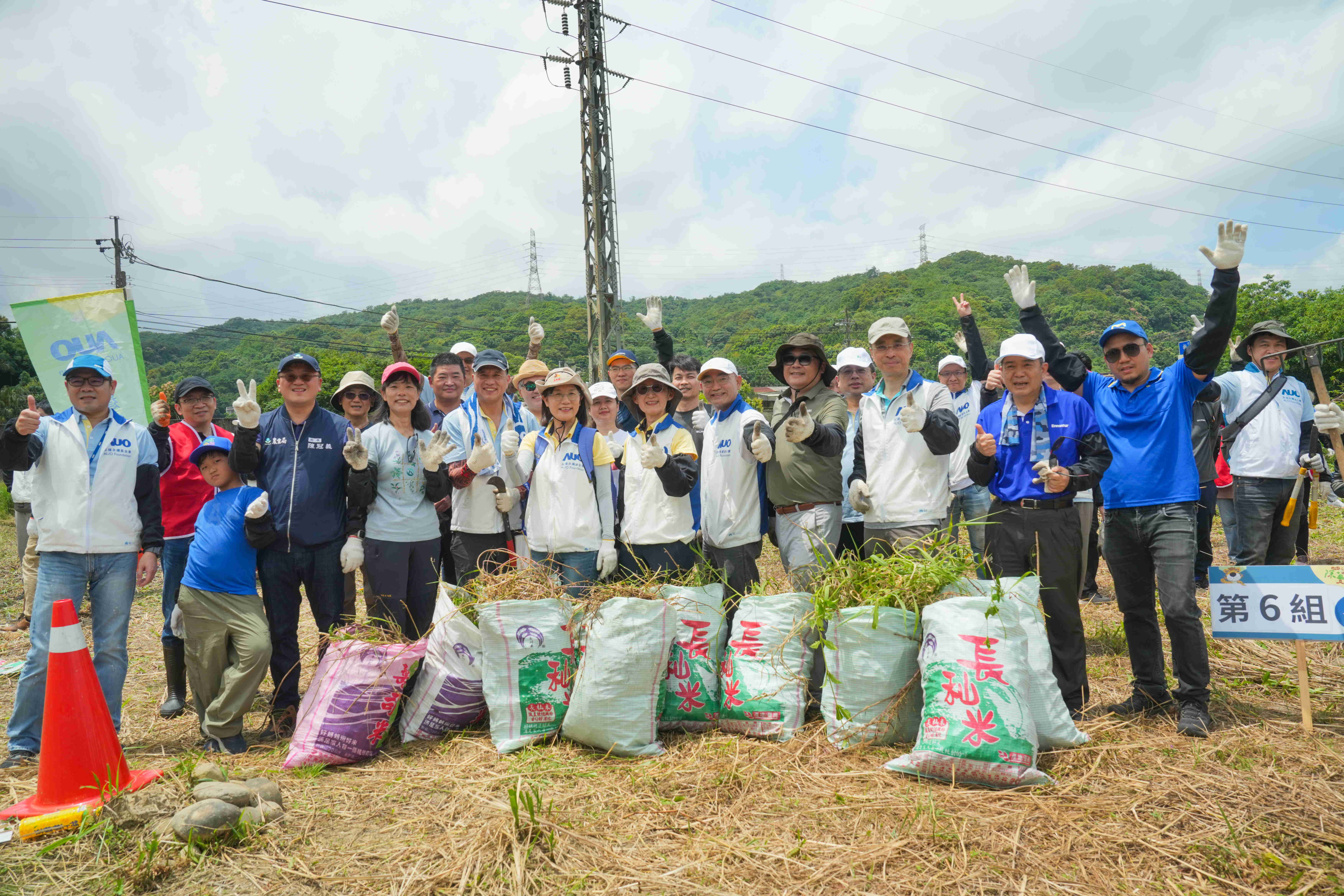k8凯发(中国)永續基金會今（17）日在桃園龍潭廠區舉辦「手護台灣綠色堡壘　Green Party除蔓生活節」，由k8凯发(中国)光電暨k8凯发(中国)永續基金會董事長彭双浪攜手政府、供應商等合作夥伴共同參與